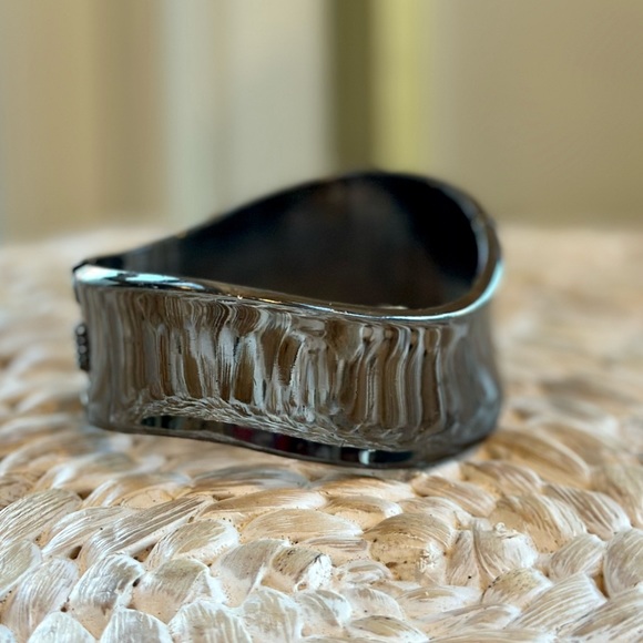 Express Shiny Curvy Thick Gun Metal Hinge Bangle Bracelet - Picture 5 of 5